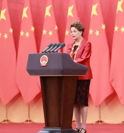 A ex-presidente Dilma Rousseff recebeu neste domingo (29) a Medalha da Amizade da China, maior honraria concedida pelo governo do país a um estrangeiro