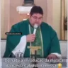 O padre Ranis Dias, de Uruburetama (CE), que faz bastante sucesso nas redes sociais, estranhou os acordes de Calypso antes do grupo entoar o louvor.