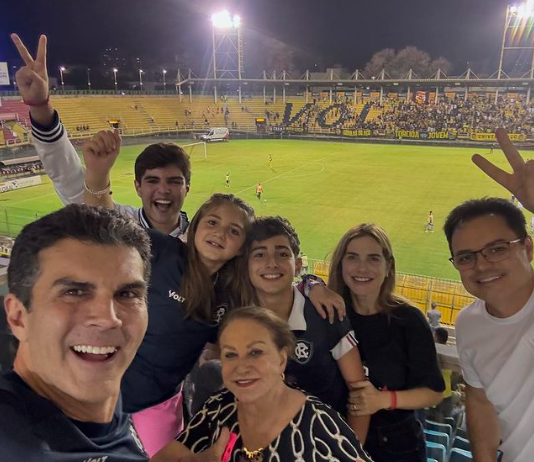 O governador do Pará, Helder Barbalho (MDB), esteve no estádio Raulino Oliveira, em Volta Redonda (RJ)