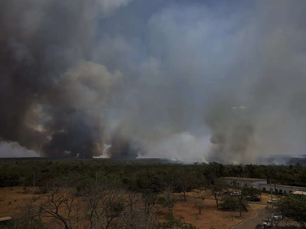 Grandes focos de incêndio atingem áreas do Parque Nacional de Brasília. Foto: Marcelo Camargo/Agência Brasil