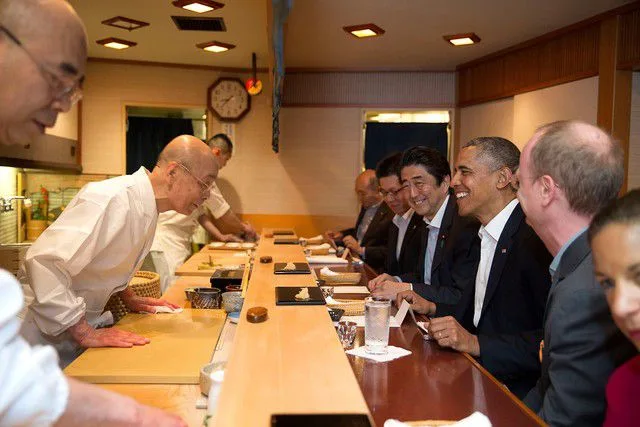 Melhor sushi do mundo é feito por homem de 99 anos em estação de metrô no Japão