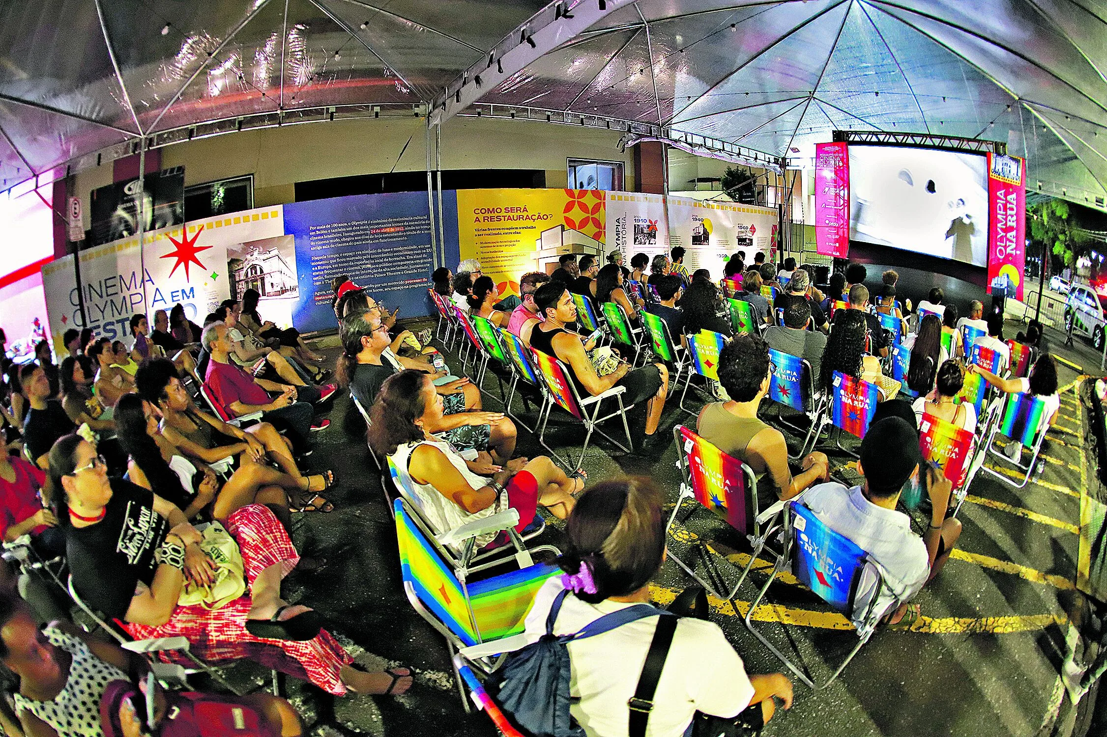 Projeto leva sessões de cinema para a frente do cinema Olympia durante a reforma da sala. Foto: Ricardo Amanajás / Diario do Pará.