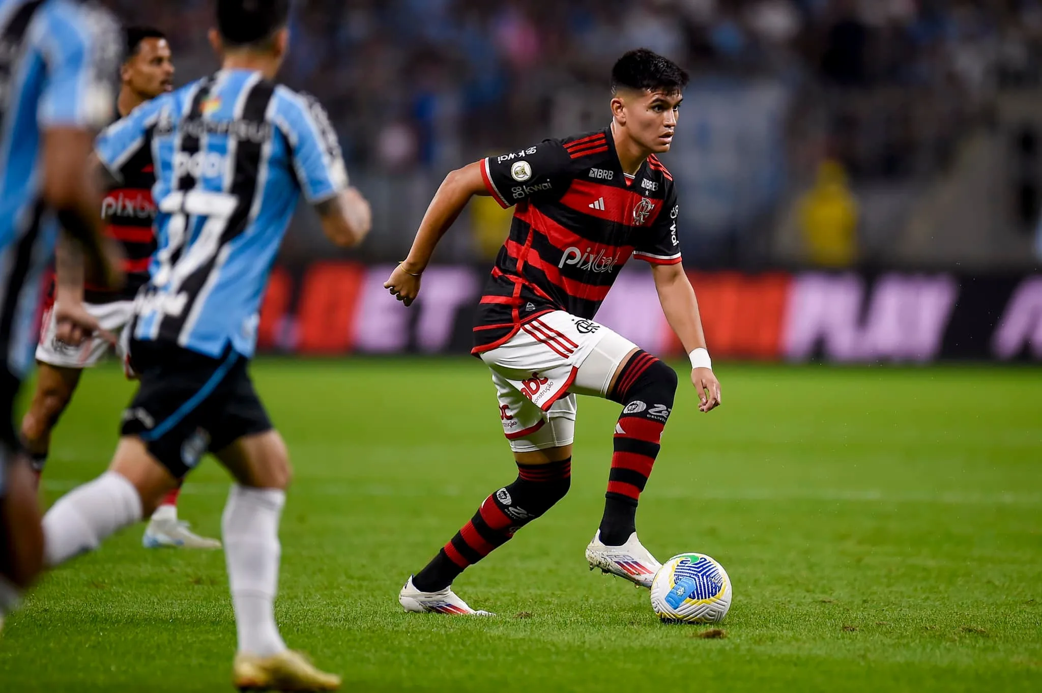 O Grêmio soube ser eficiente e venceu por 3 a 2 o time de reservas do Flamengo, na noite deste domingo (22).