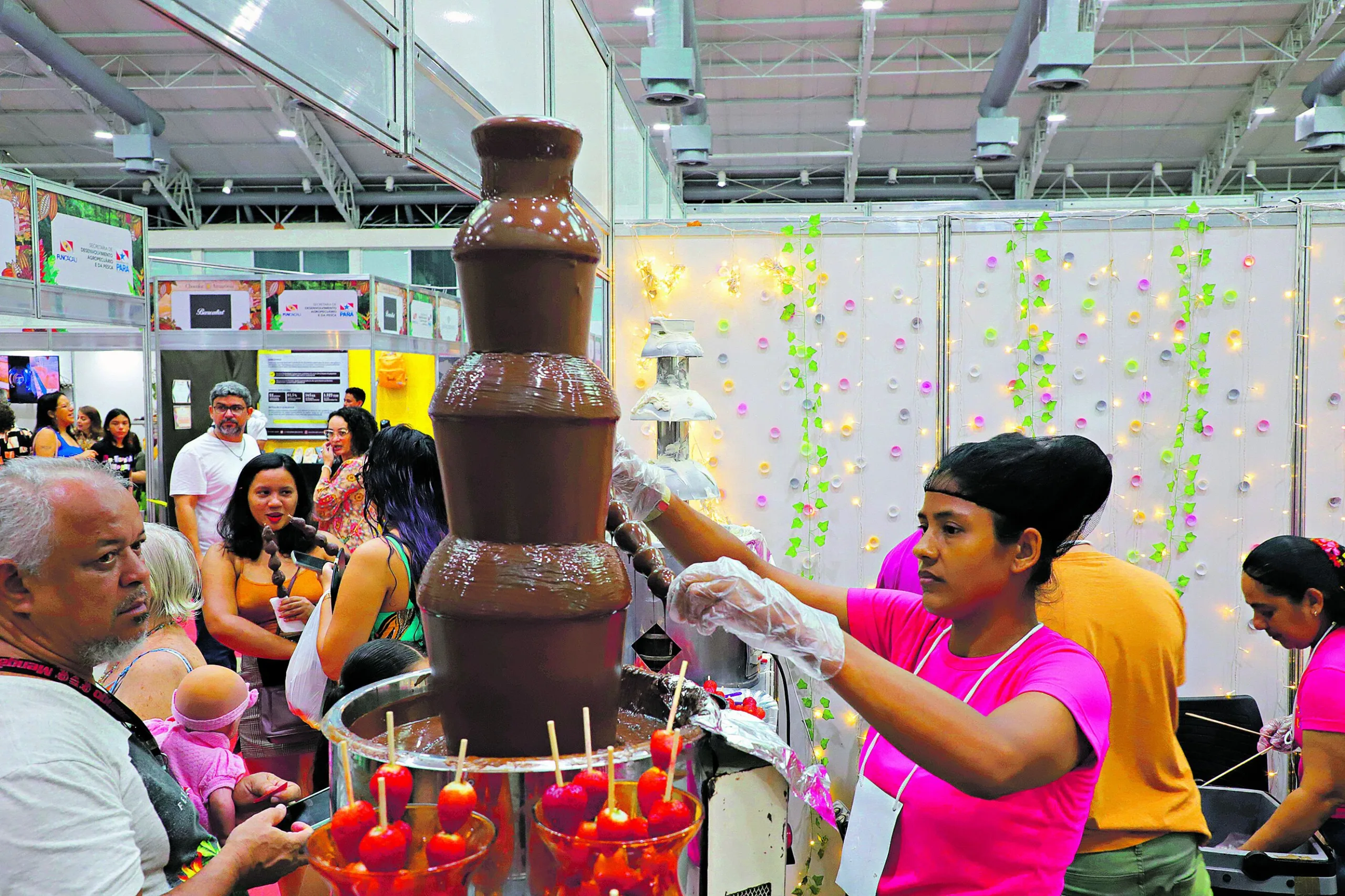 Evento ofereceu uma vasta gama de produtos derivados do cacau, além de flores da região.

Foto: Ricardo Amanajás / Diario do Pará.