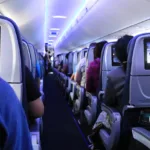 Assento em pé no avião: economia para as aéreas, desconforto para os passageiros
