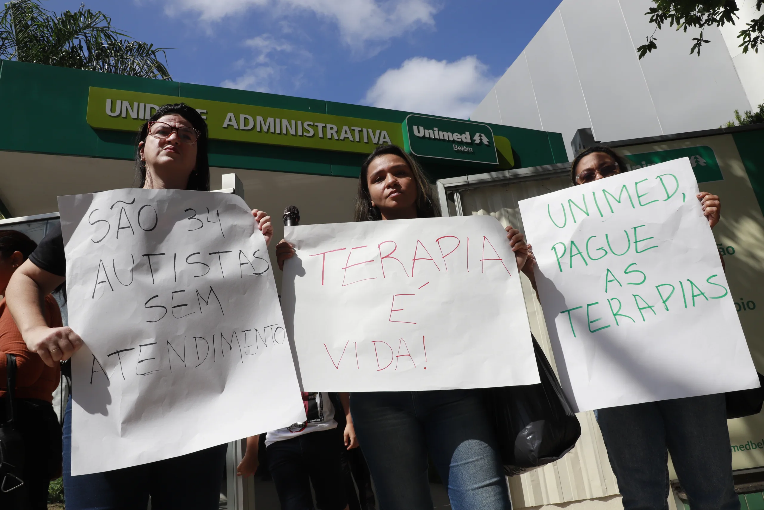 Pais de crianças em tratamento protestaram na última sexta contra a Unimed Belém Foto: Mauro Ângelo/ Diário do Pará.