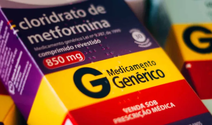 Acredita-se que a metformina atue em diversos níveis, modulando processos celulares como a expressão gênica, o metabolismo e a resposta ao estresse oxidativo.