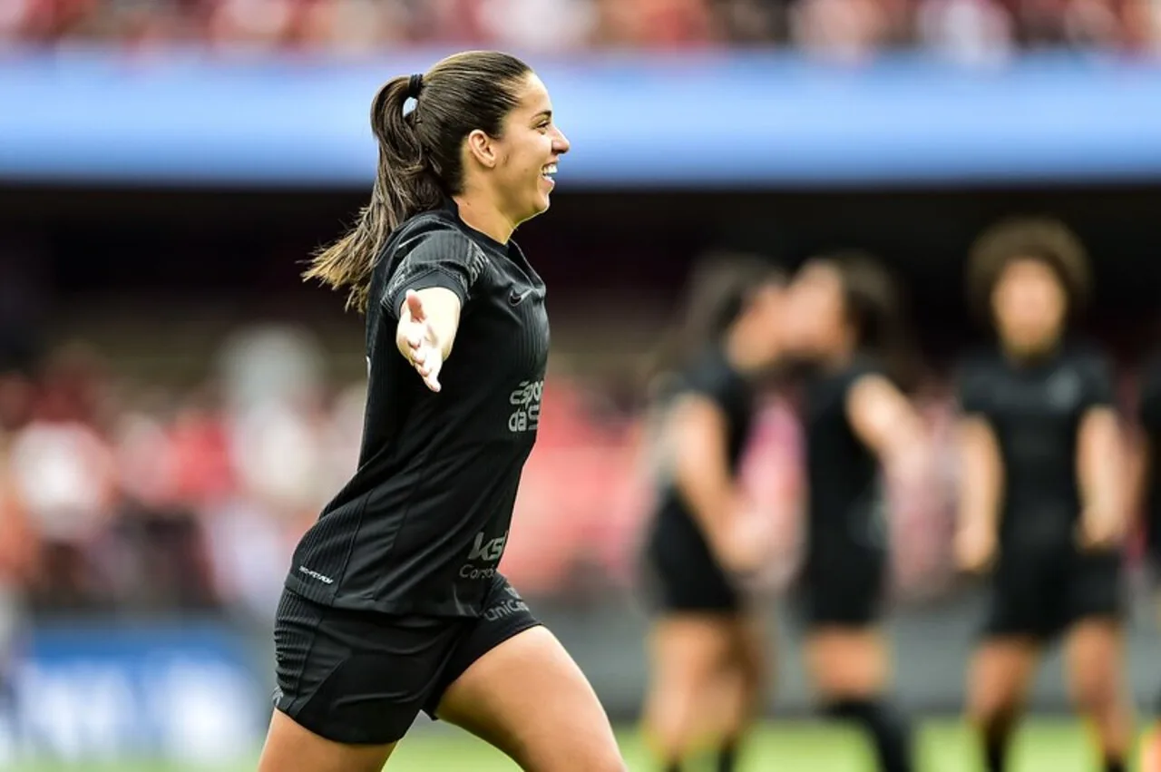 Com dois gols de Vic Albuquerque, maior artilheira da história do Corinthians, o time venceu o São Paulo por 3 a 1 na ida da final do Campeonato Brasileiro feminino. Foto: Divulgação/CBF