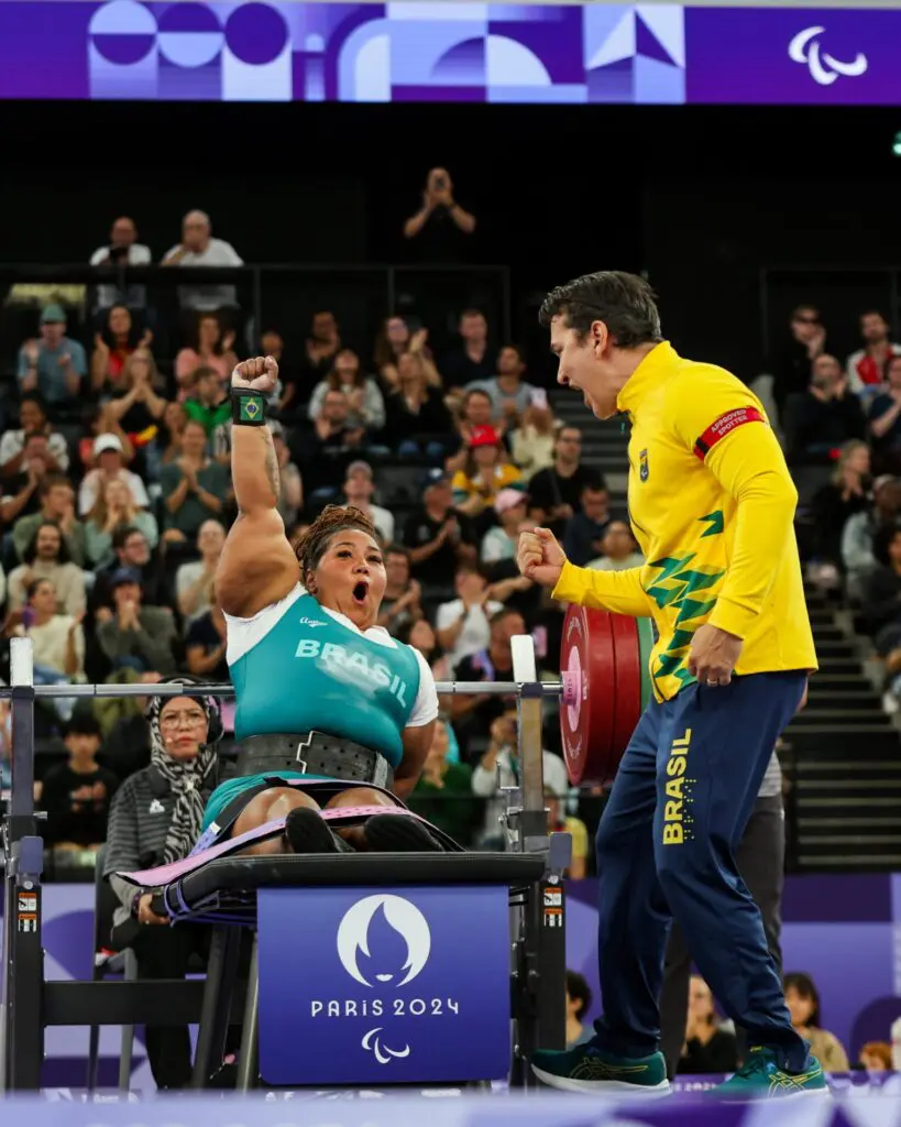 Tayana Medeiros comemora a conquista do ouro nos Jogos Paralímpicos de Paris I Ana Patrícia de Almeida/CPB
