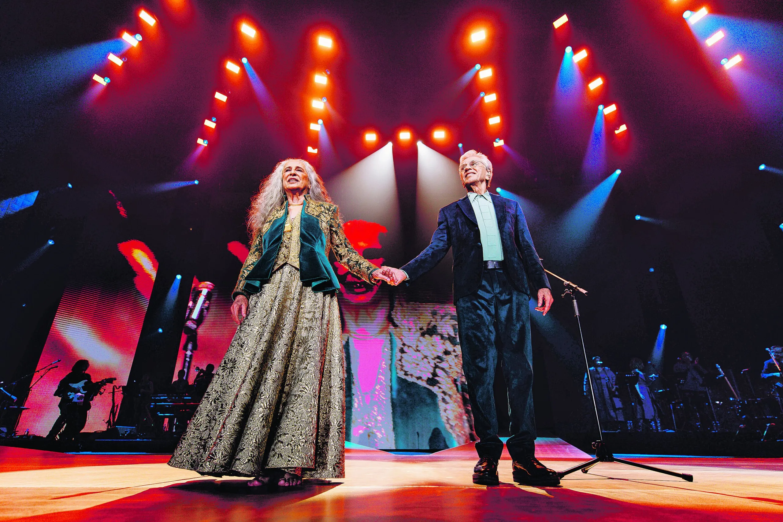 Caetano Veloso e Maria Bethânia cantam para público paraense no Mangueirão