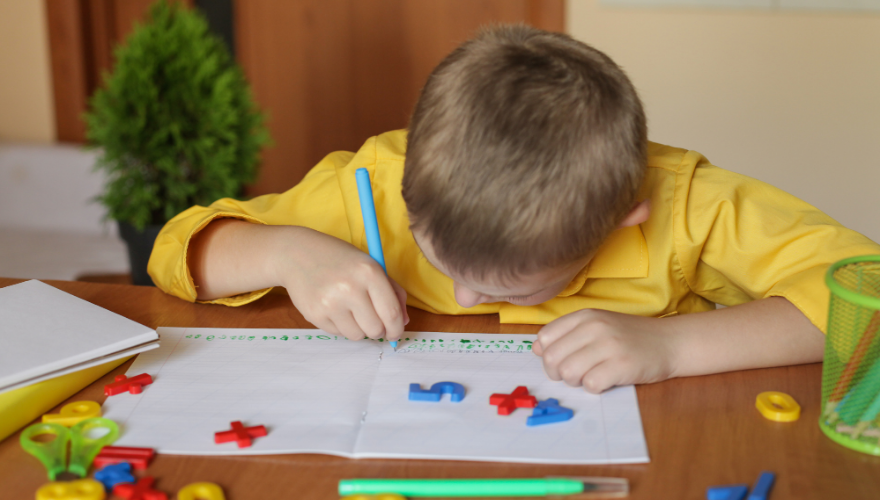 Família de criança com autismo garante recebimento de 100% do salário de benefício pelo falecimento do pai.(Imagem: Freepik)
 