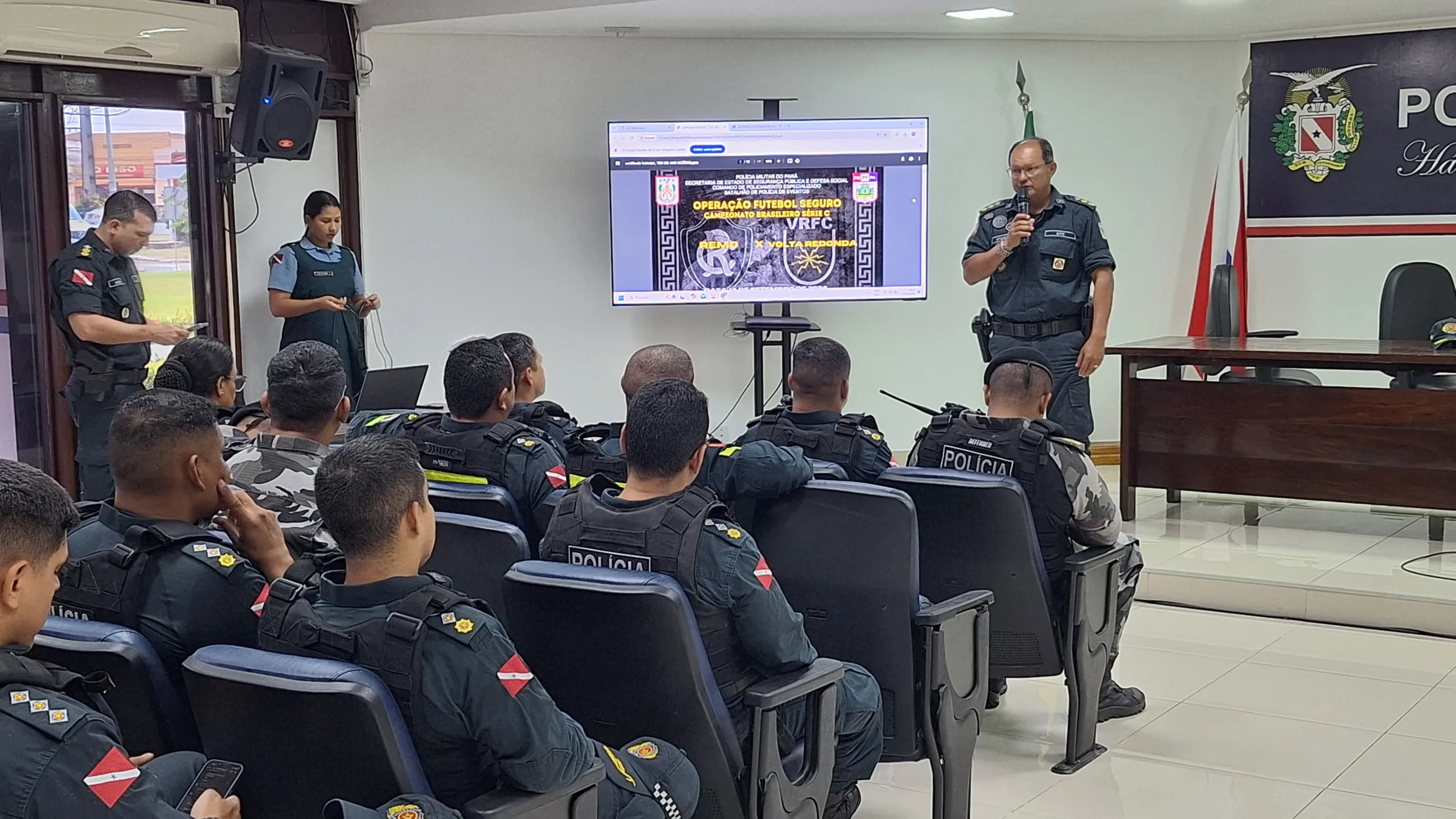 Durante a reunião, foram discutidos os planos para garantir a segurança dos torcedores e a manutenção da ordem pública.