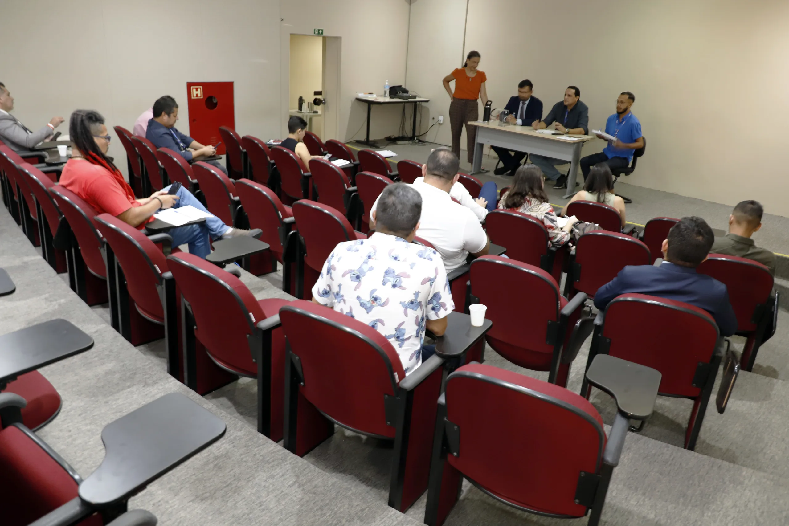 Representantes dos partidos e coligações participaram do sorteio que definiu a ordem das entrevistas na sede da RBA. Foto: Mauro Ângelo/ Diário do Pará.