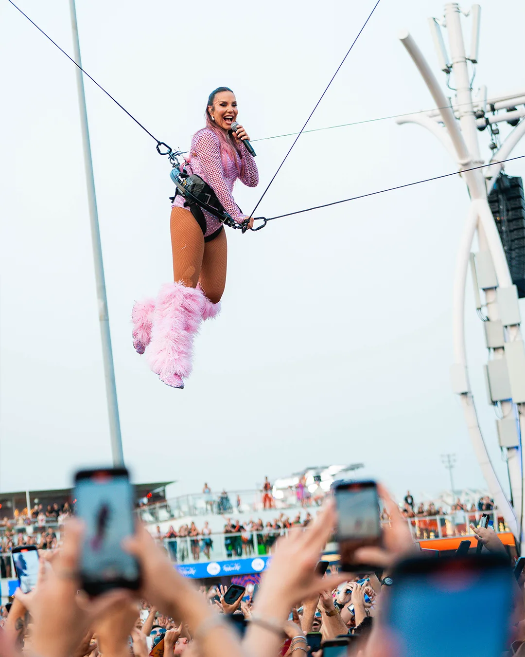 Ivete voou sobre o gramado sintético do festival, presa em cabos, para cantar "Eva", seu megahit. Disse que queria ficar perto do público, levando as pessoas aos berros.