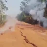 Um vídeo que circula pela internet mostrando fumaça saindo debaixo de uma estrada de terra cheia de rachaduras assusta quem assiste, sem entender como ocorre o fenômeno. 