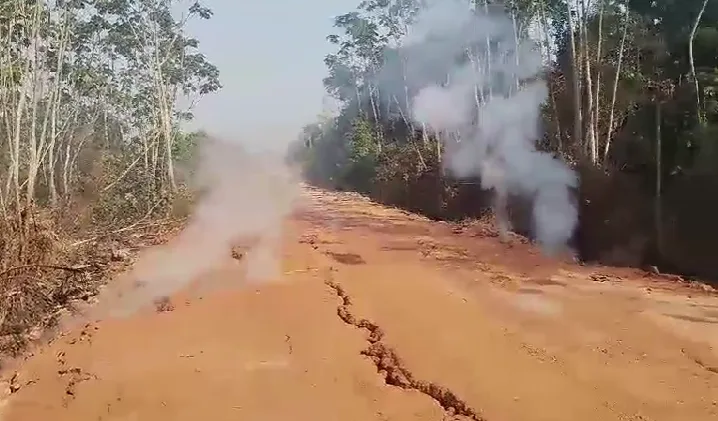 Um vídeo que circula pela internet mostrando fumaça saindo debaixo de uma estrada de terra cheia de rachaduras assusta quem assiste, sem entender como ocorre o fenômeno. 