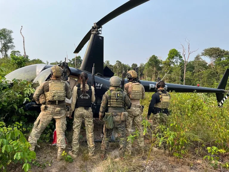 Um helicóptero com origem na Venezuela foi interceptado ao chegar no espaço aéreo brasileiro sem autorização, na segunda-feira (9). Foto: PF/divulgação