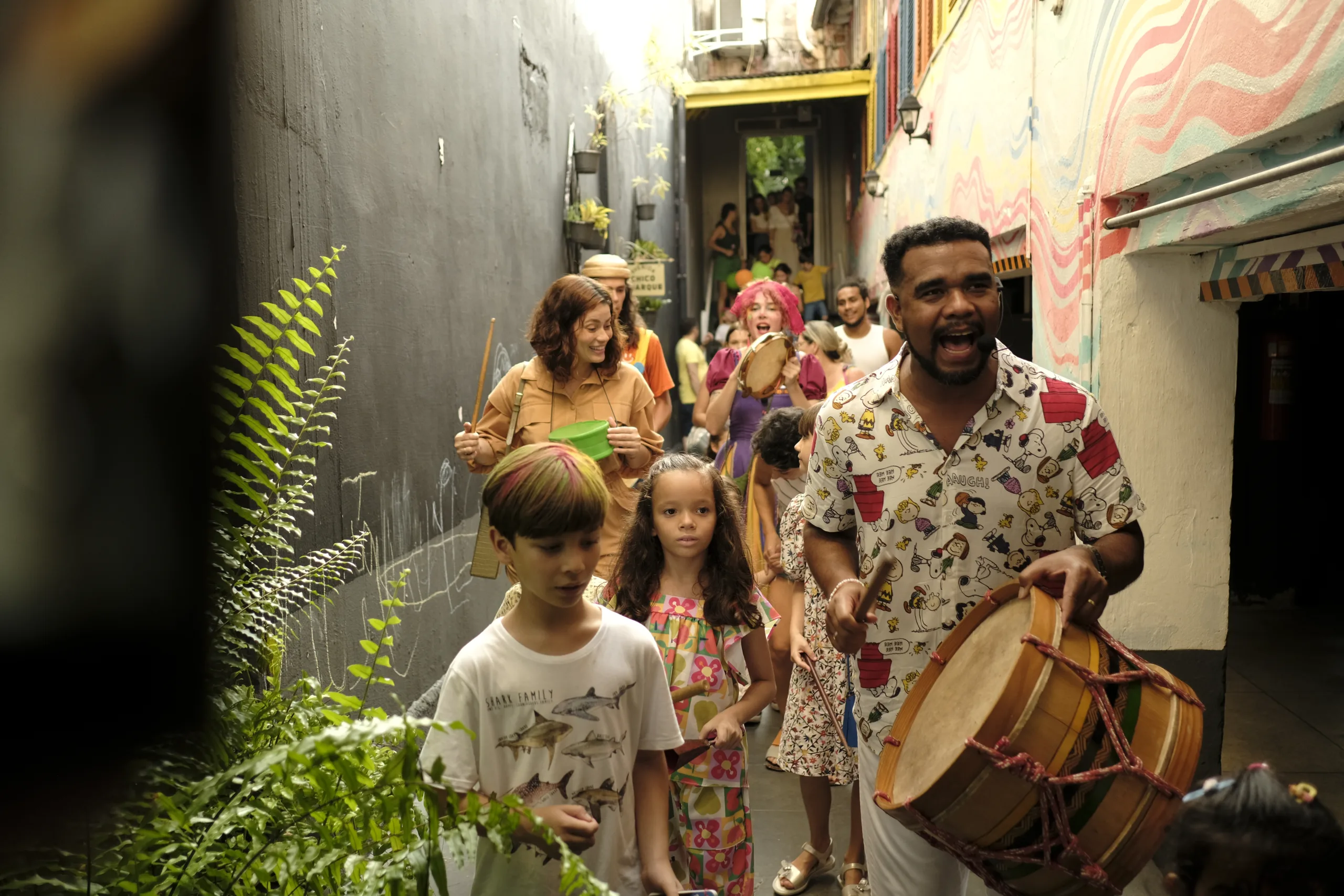 O músico Diego Xavier conduz oficina de percussão com as crianças. FOTO: NETO SOARES/DIVULGAÇÃO