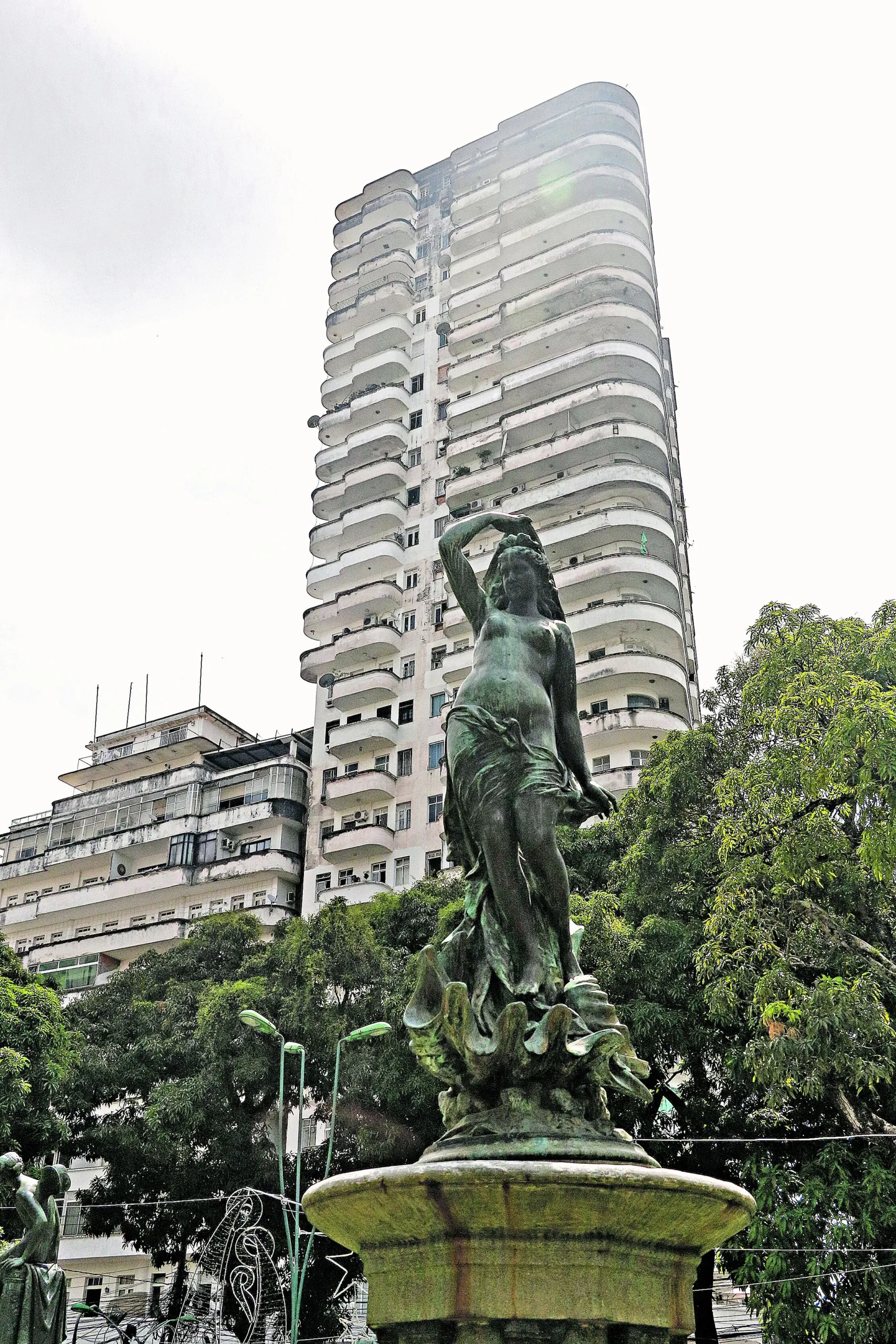 O Manoel Pinto da Silva não é apenas o prédio mais conhecido e um dos mais antigos de Belém, mas o local onde os moradores aproveitam o privilégio de estar alí, além de ser um lugar de encontro e lembranças  Foto: Irene Almeida/Diário do Pará.