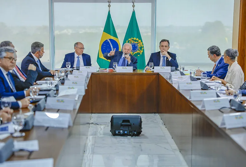 Presidente da República, Luiz Inácio Lula da Silva, durante reunião com o Presidente do Senado Federal e do Congresso Nacional, Senador Rodrigo Pacheco, Presidente da Câmara dos Deputados, Deputado Arthur Lira, e Presidente do Supremo Tribunal Federal (STF), Ministro Luís Roberto Barroso, no Palácio do Planalto. Brasília - DF.

Foto: Ricardo Stuckert / PR