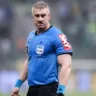 O árbitro Anderson Daronco, do Rio Grande do Sul, foi escalado para a partida.