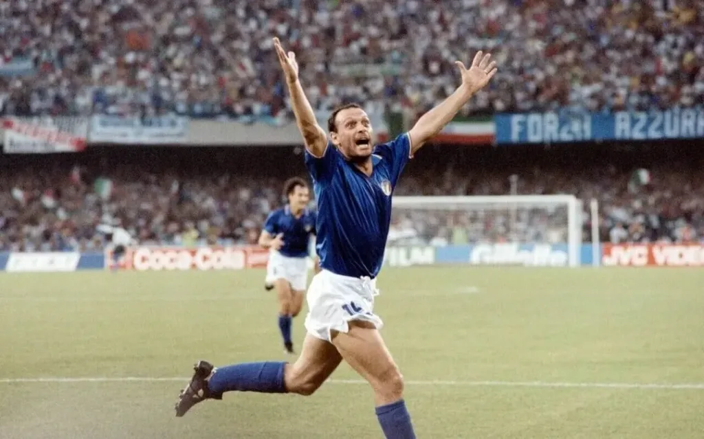 Lenda do futebol italiano e artilheiro da Copa de 90, o ex-atacante da Azzurra Salvatore "Toto" Schillaci morreu nesta quarta-feira (18), aos 59 anos, Lenda do futebol italiano e artilheiro da Copa de 90, o ex-atacante da Azzurra Salvatore "Toto" Schillaci morreu nesta quarta-feira (18), aos 59 anos,