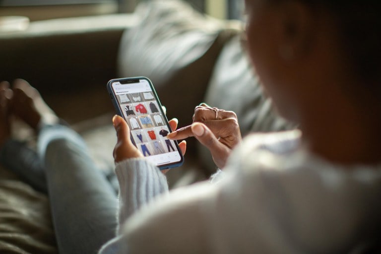 Se você usa redes sociais com frequência, provavelmente já recebeu — ou enviou — aquela mensagem direta simples: 