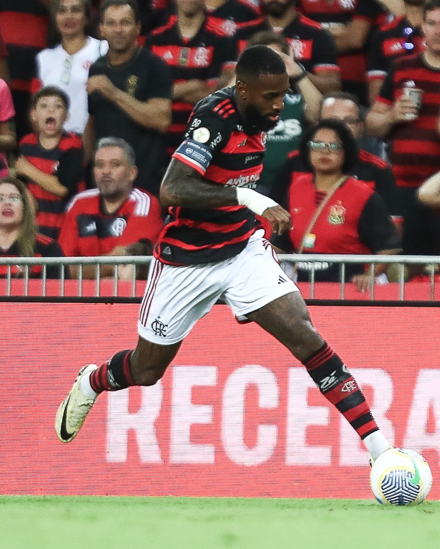 O Flamengo venceu o Athletico-PR por 1 a 0 na noite deste domingo (29), no Maracanã. com um gol de Gerson já no fim, e permaneceu no G4 do Brasileiro