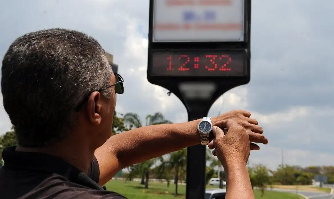 O Ministério de Minas e Energia vai decidir na terça-feira (15) sobre adoção do horário de verão no Brasil ainda este ano Foto: Agência Brasil