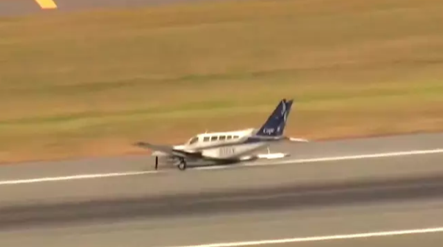 Um avião de pequeno porte sofreu uma falha e precisou pousar com apenas uma roda nos Estados Unidos na última terça-feira (17).