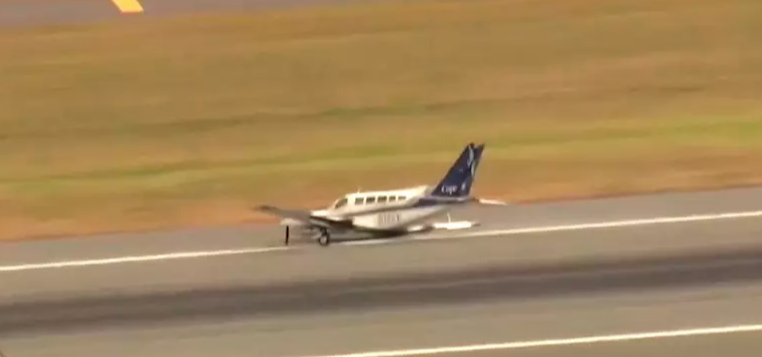 Um avião de pequeno porte sofreu uma falha e precisou pousar com apenas uma roda nos Estados Unidos na última terça-feira (17).