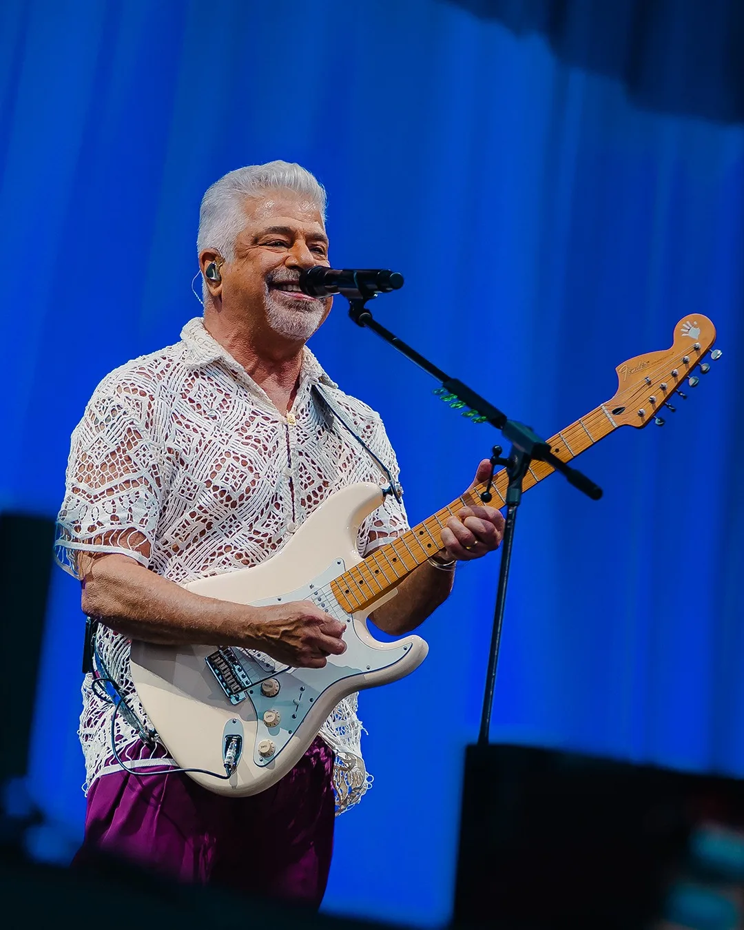 Depois de um show de aviões que fizeram manobras no ar e espalharam fumaça colorida pelo céu do Rio de Janeiro, Lulu Santos abriu o palco Mundo do Rock in Rio,