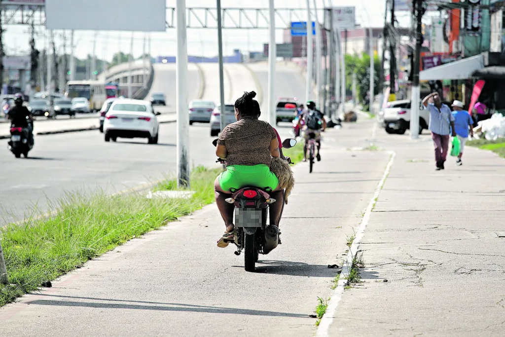 Em uma tarde foram flagradas várias imprudências no trânsito da Augusto Montenegro, cometidas sobretudo por motociclistas