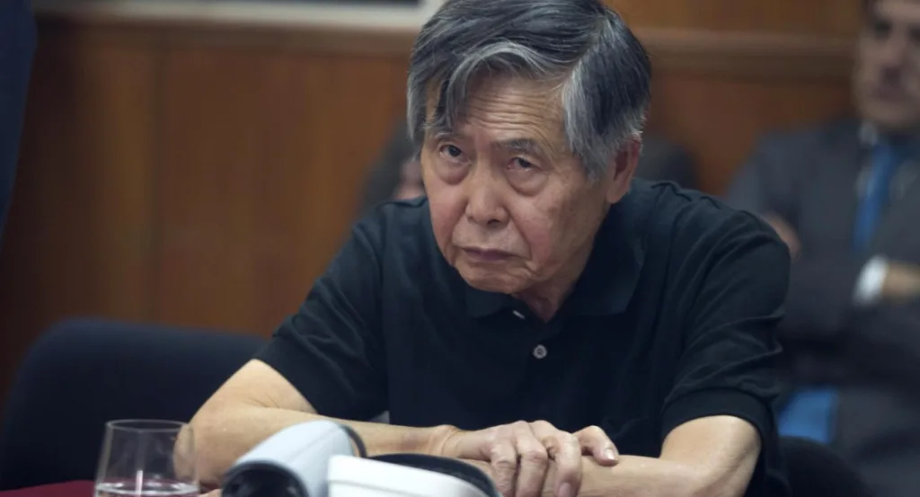 Num continente em que a palavra populista se banalizou na América Latina como sinônimo de esquerdista, e Alberto Fujimori, líder do Peru de 1990 a 2000 que morreu nesta quarta-feira (11) aos 86 anos, foi um típico populista -mas de direita. Num continente em que a palavra populista se banalizou na América Latina como sinônimo de esquerdista, e Alberto Fujimori, líder do Peru de 1990 a 2000 que morreu nesta quarta-feira (11) aos 86 anos, foi um típico populista -mas de direita.