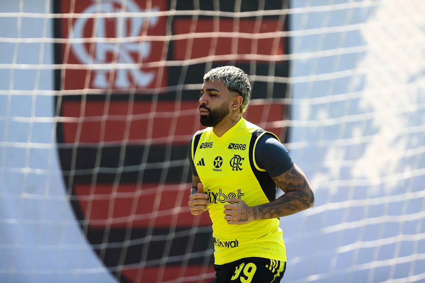 Com um toque na bola e um impedimento em 12 minutos, Gabriel dá sinais de que esmorece em campo.