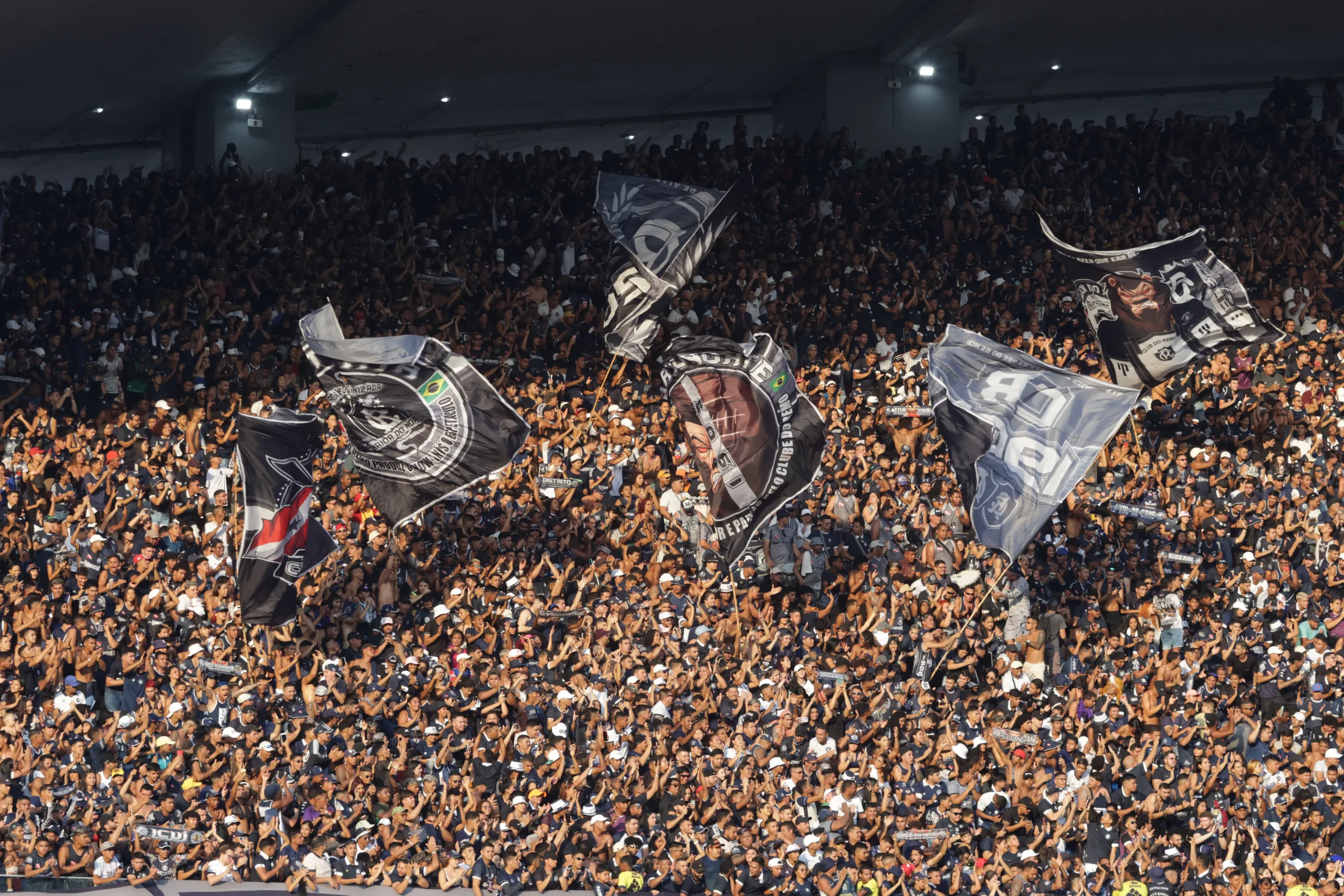 A torcida do Remo marcou presença em massa contra o Botafogo-PB. Foto: Mauro Ângelo/ Diário do Pará.