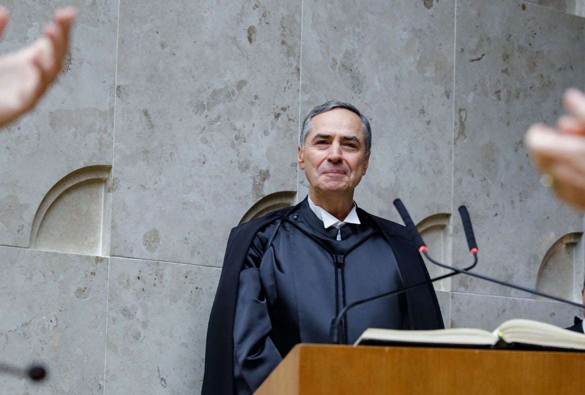 Circulam nos bastidores políticos em Brasília, fortes especulações de que o ministro Luís Roberto Barroso cogita uma saída antecipada do Supremo Tribunal Federal,