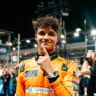 O piloto Lando Norris, da McLaren, conquistou a pole position do GP de Singapura neste sábado (21).