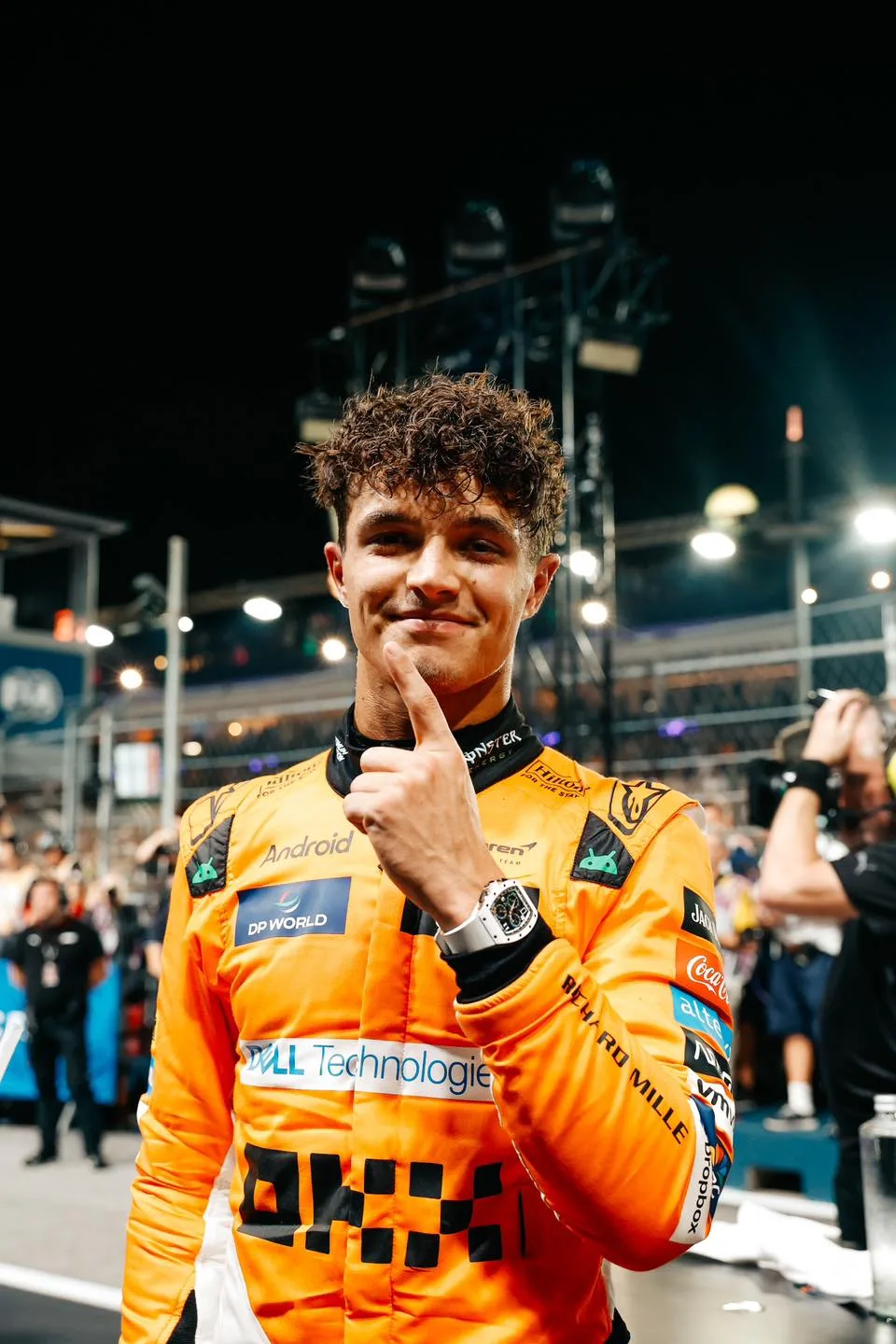 O piloto Lando Norris, da McLaren, conquistou a pole position do GP de Singapura neste sábado (21).