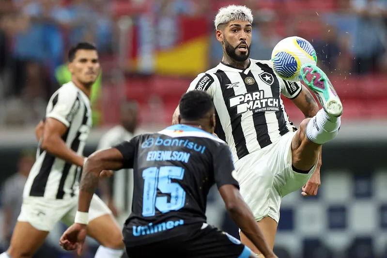 Em um jogo com muitas chances, o Botafogo teve um gol anulado, pressionou no fim, mas ficou no 0 a 0 com o Grêmio no Estádio Mané Garrincha. Foto: Vítor Silva/Botafogo