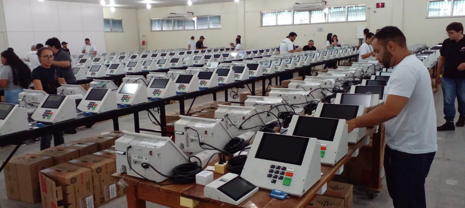 Nesta segunda-feira (23), o Tribunal Regional Eleitoral do Pará (TRE-PA) deu início a Cerimônia de Preparação das Urnas que serão distribuídas nas Zonas Eleitorais (ZE) da Região Metropolitana de Belém. Fotos: Celso Rodrigues/Diário do Pará