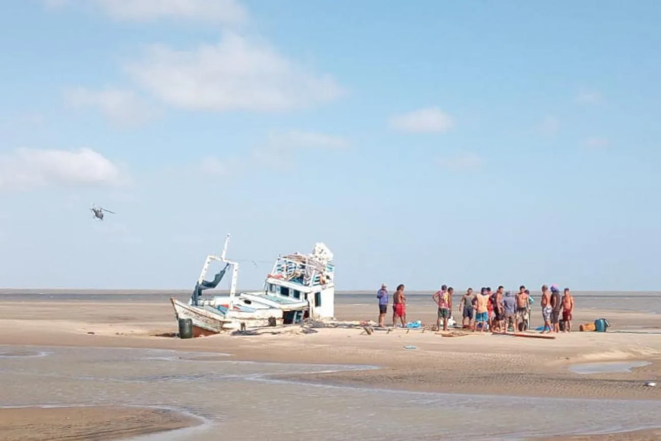 Dois helicópteros sobrevoaram a área e encontraram os oito trabalhadores, a quase 5 quilômetros do ponto inicial de buscas