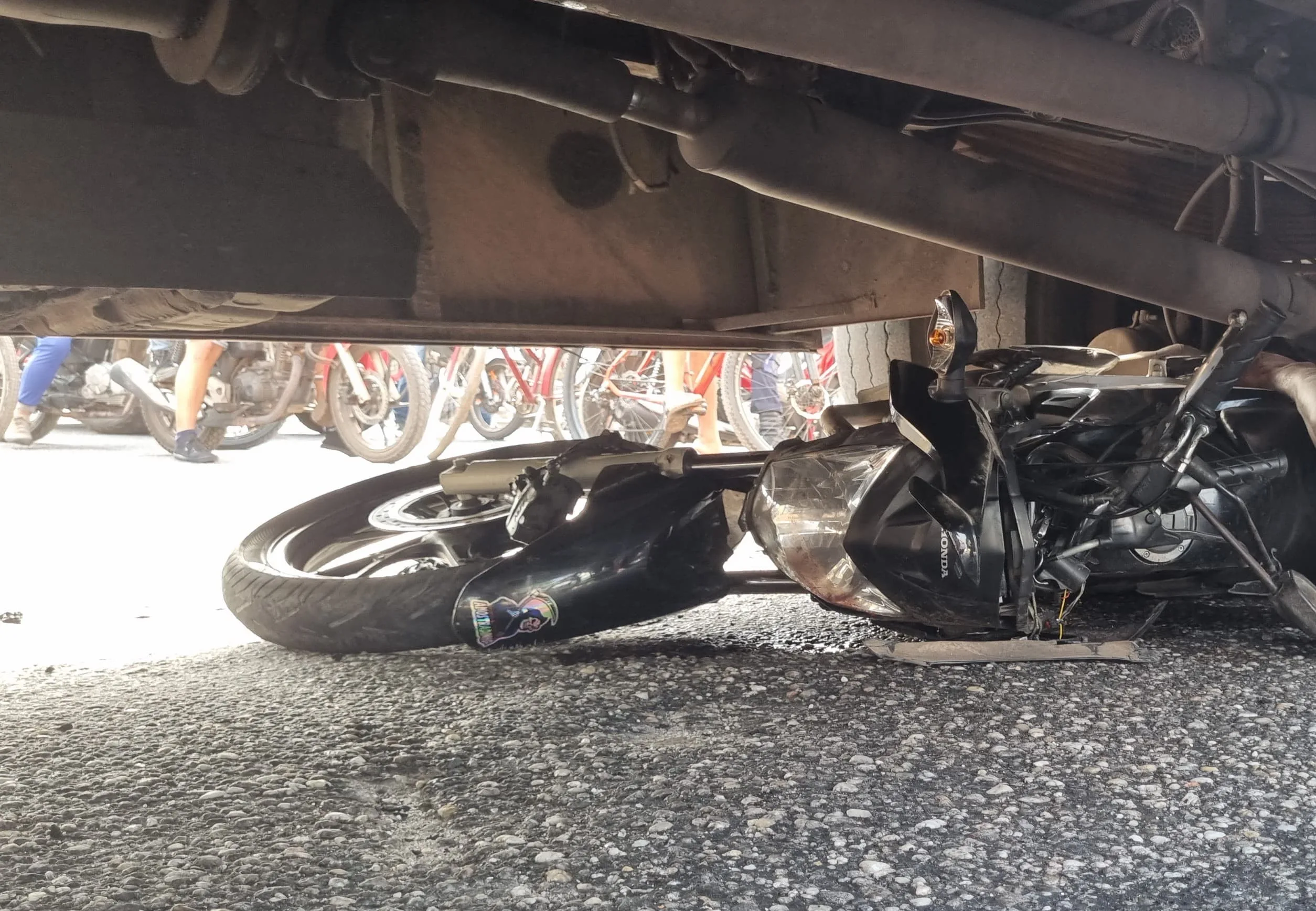 Um acidente envolvendo uma motocicleta e um ônibus deixou duas pessoas mortas na manhã desta quinta-feira, 5, em Ananindeua. A