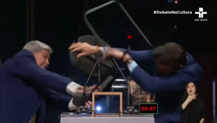 O candidato José Luiz Datena (PSDB) agrediu Pablo Marçal (PRTB) com uma cadeirada em meio ao debate na TV Cultura neste domingo (15).