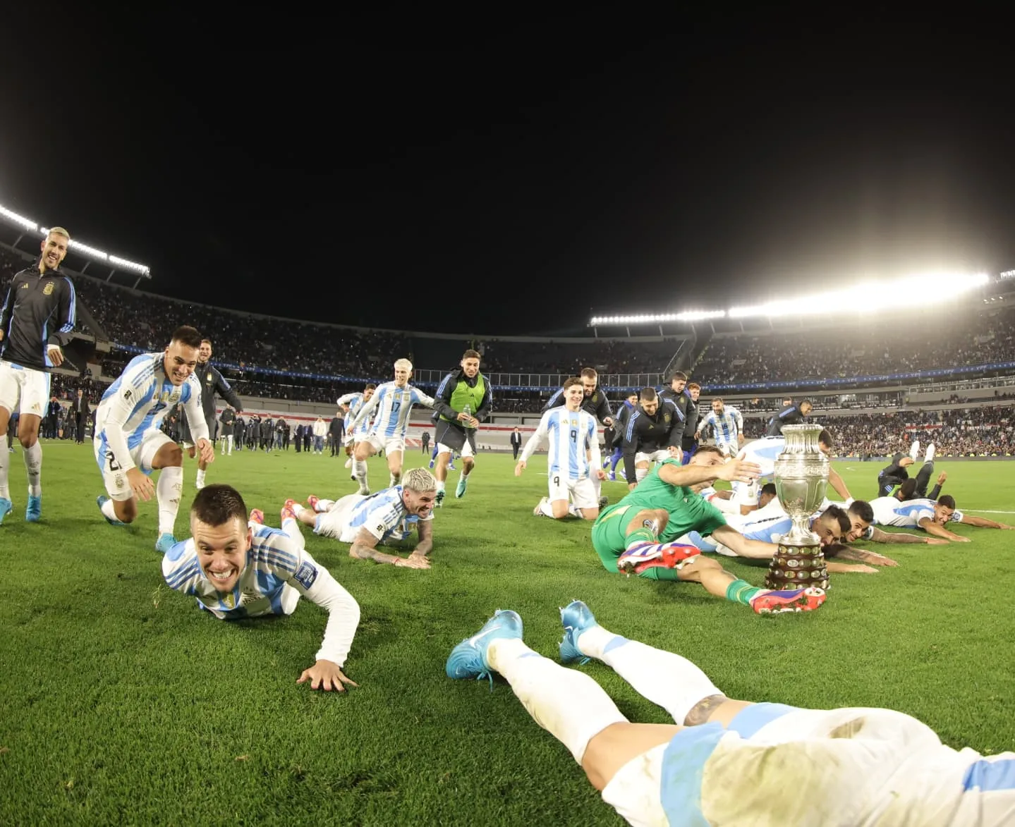 No primeiro jogo disputado após o título da Copa América, a Argentina venceu o Chile por 3 a 0.