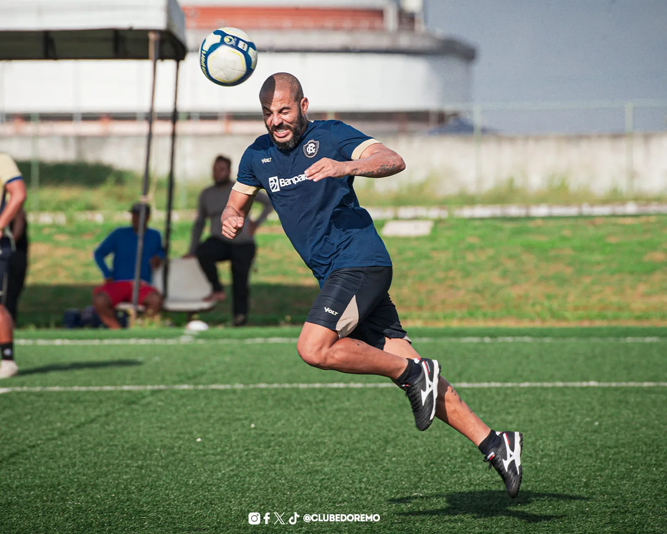 Ytalo prega pés no chão em busca do triunfo: a hora de jogar bola é essa! - Foto: Samara Miranda/Remo