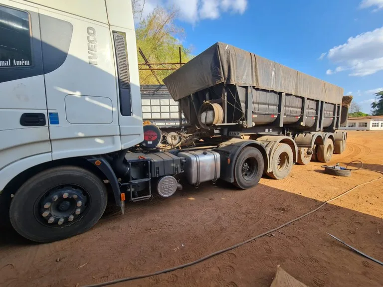 O minério, do tipo manganês, estava sendo transportado sem a devida documentação legal. Foto: PRF