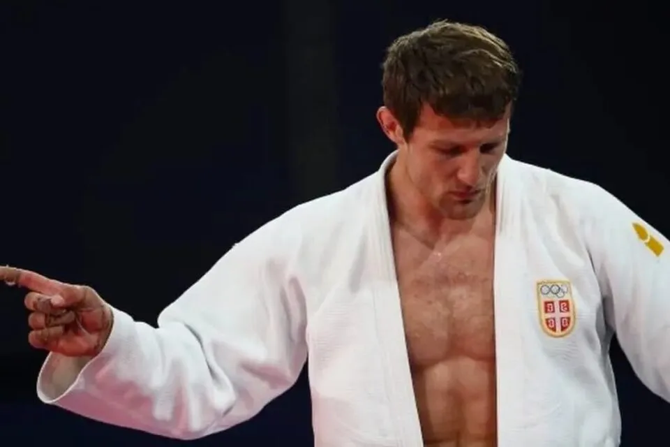 O judoca sérvio Nemanja Majdov foi suspenso pela Federação Internacional de Judô (IJF, na sigla em inglês) por um período de cinco meses por fazer o sinal da cruz antes de sua luta 