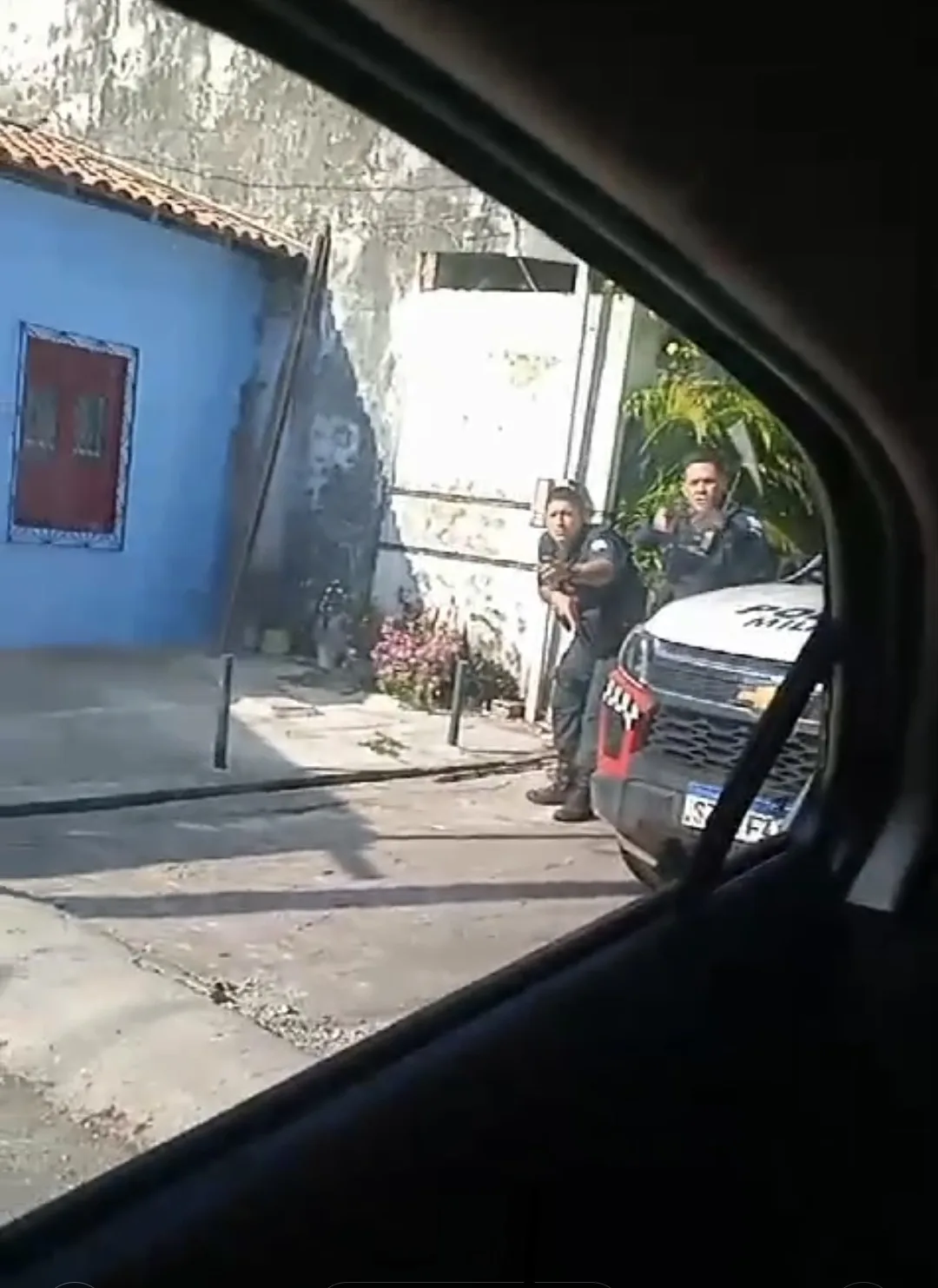 De acordo com a Polícia Militar, uma mulher foi feita refém por dois homens armados dentro do próprio carro na alameda João Paulo II