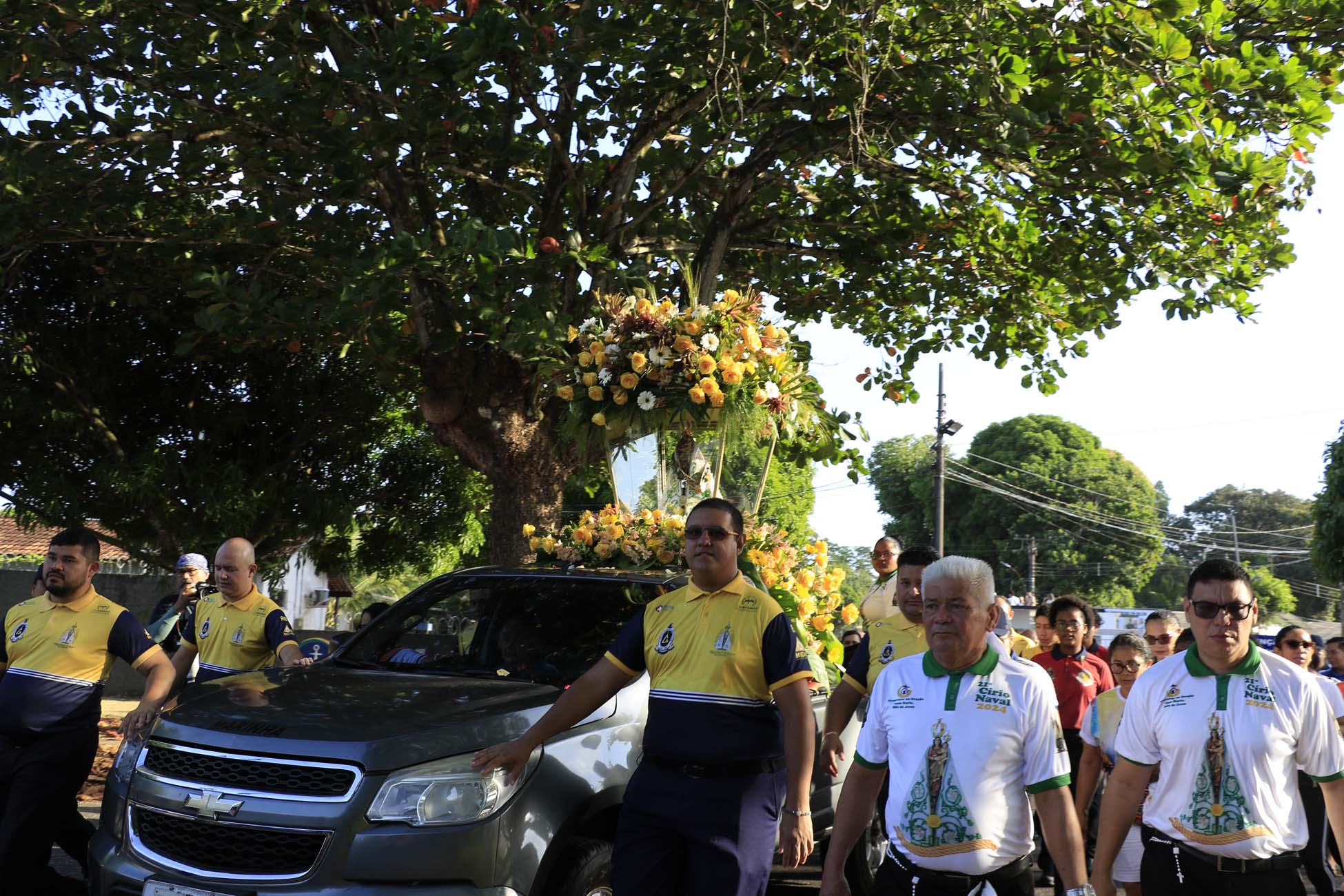 Na Paróquia Santo Antônio Magela, a imagem foi retirada da berlinda e levada para dentro da igreja, tocando ainda mais os corações dos fiéis. (Foto: Antônio Melo - Diário do Pará)